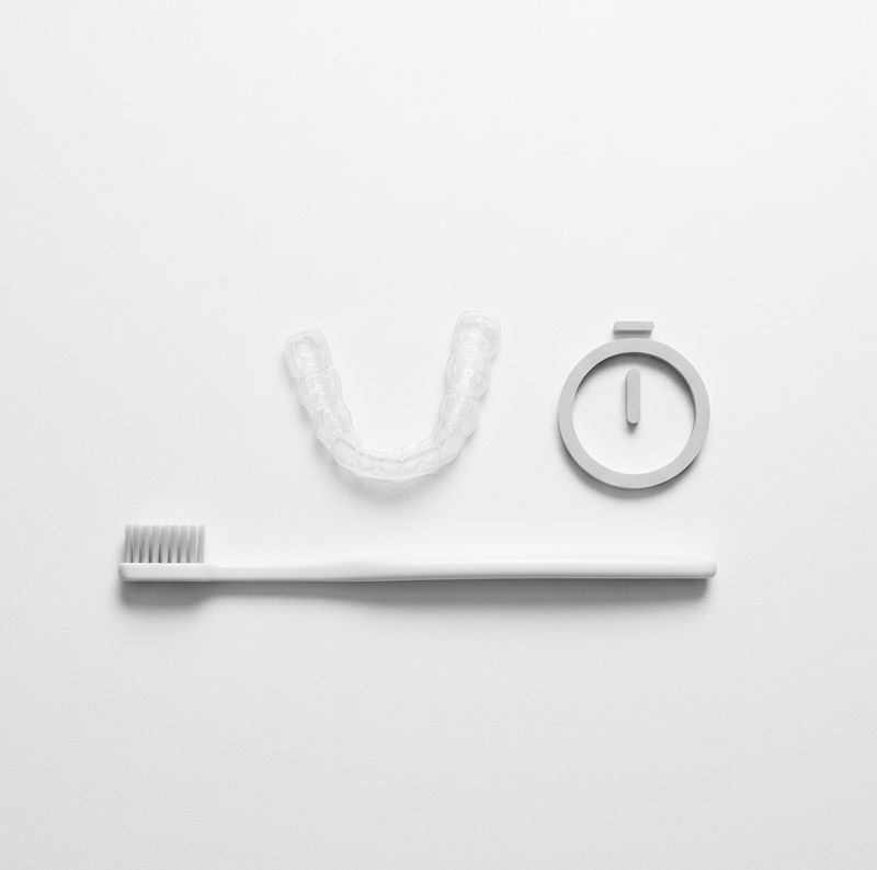 Aligneur, brosse et minuteur symbolisant la réussite