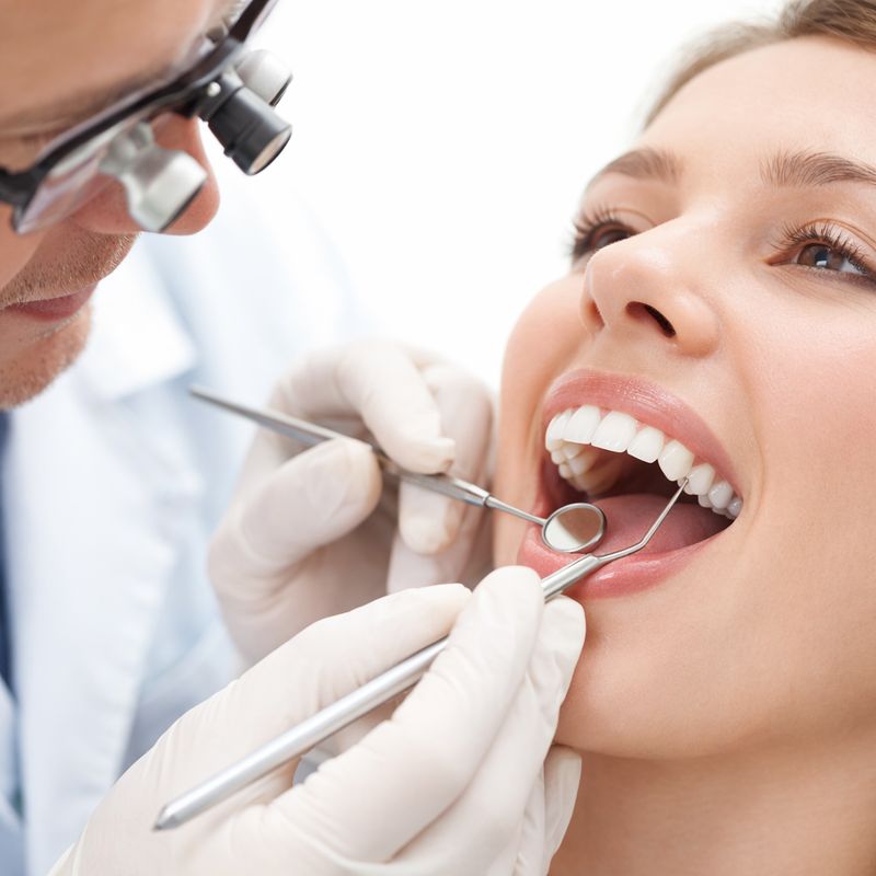 Orthodontiste contrôlant gencives du patient